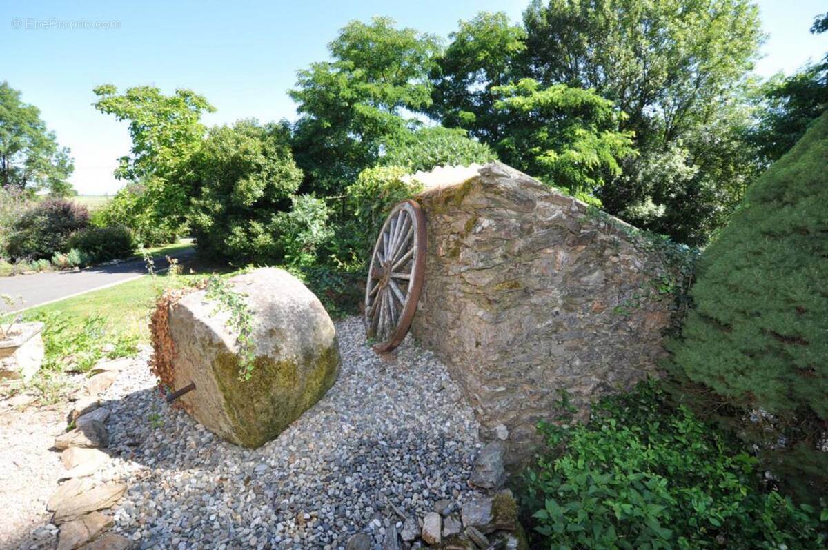 Maison à MIRANDOL-BOURGNOUNAC