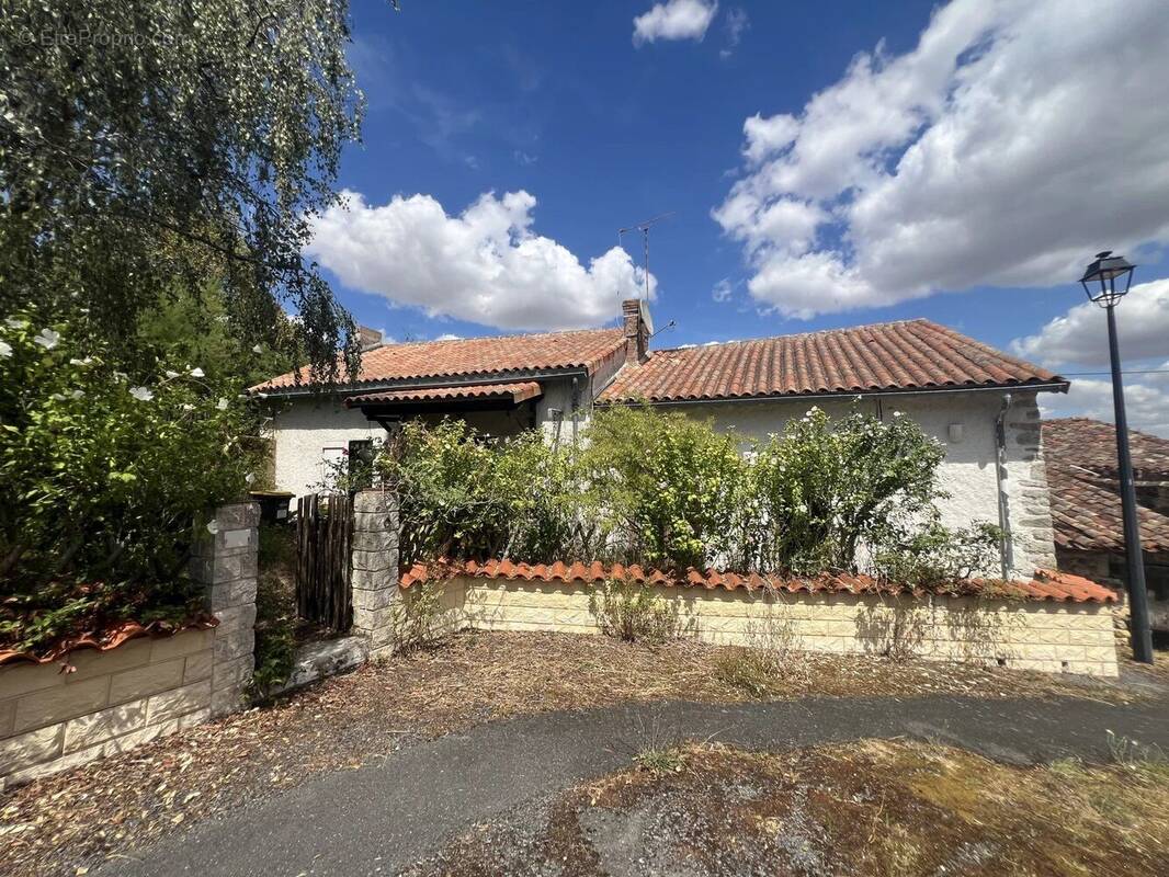 Maison à QUEAUX