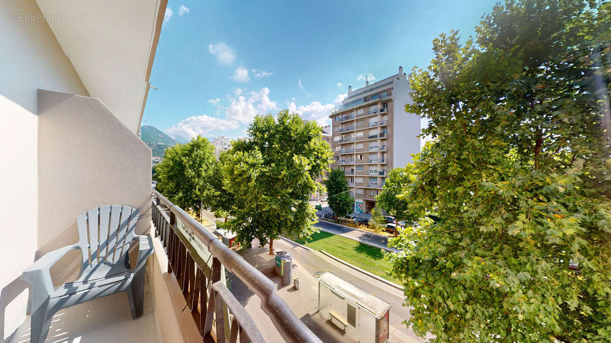 Appartement 3 pièces de 82 m2 avec 2 balcons - Vallier / Libération - Grenoble - photo 2