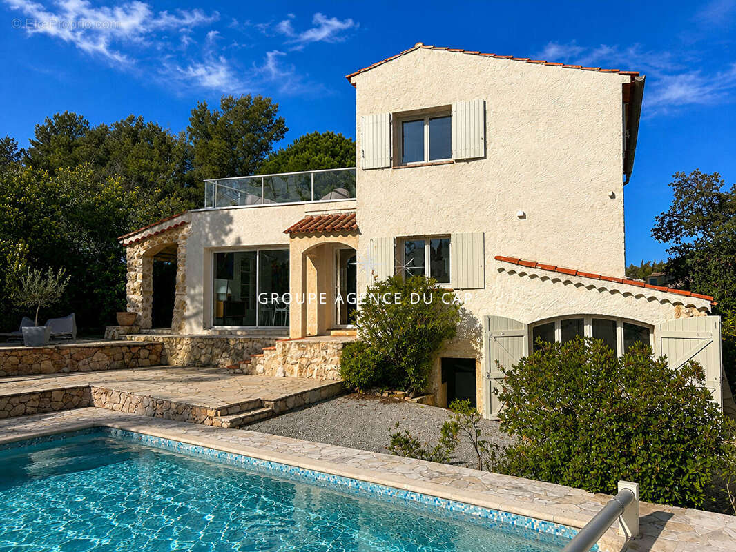 À vendre villa de 140m², 7pièces comprenant 5 chambres avec piscine, située aux issambres - photo 17