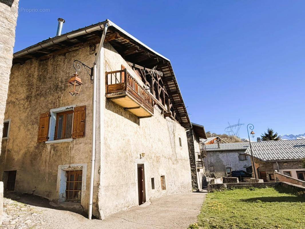 Maison à LES CHAPELLES