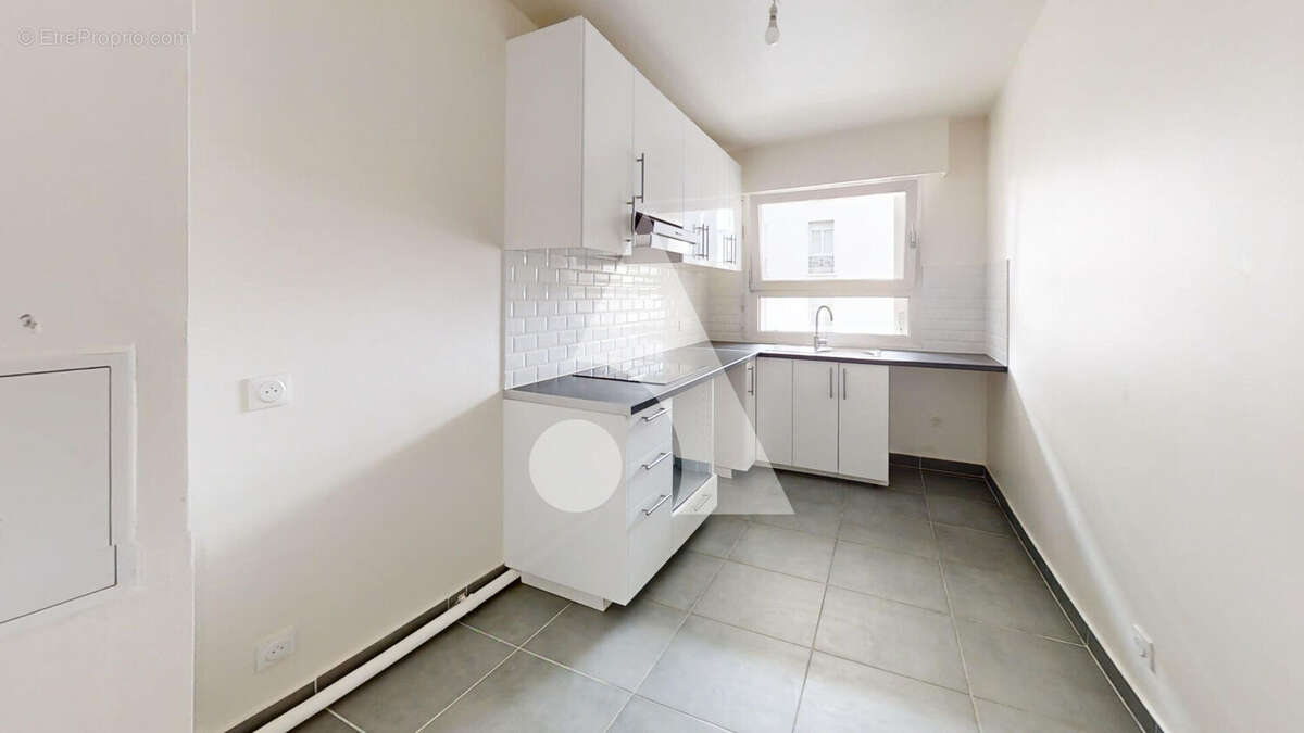 Appartement trois pièces avec balcon et cave Rue des Fauvelles 70 m2 - photo 4