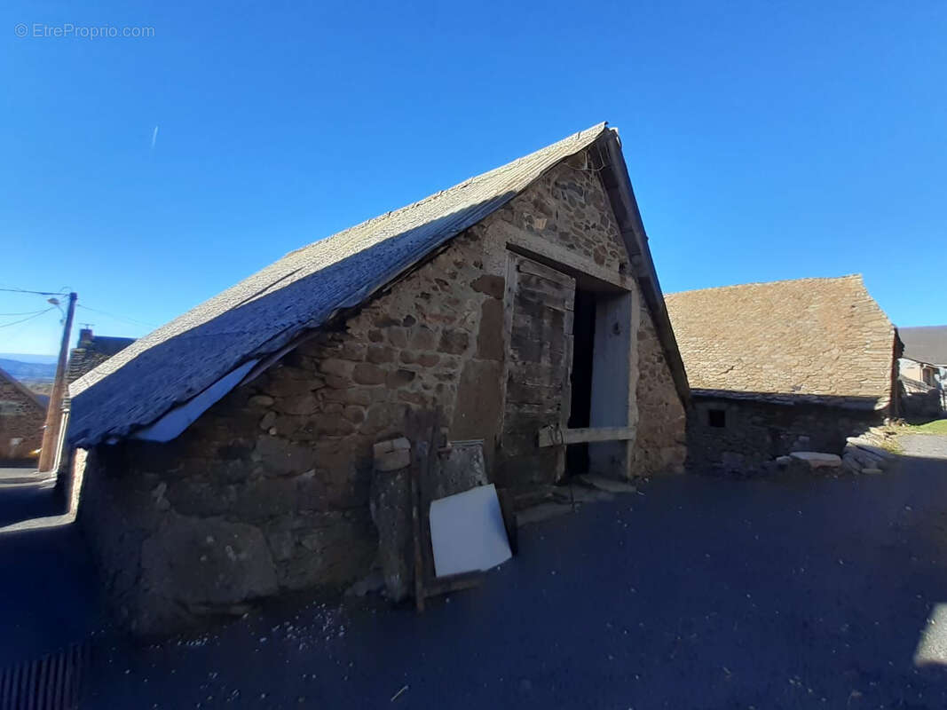 Corps de ferme avec cour et granges sur l'Aubrac - photo 4