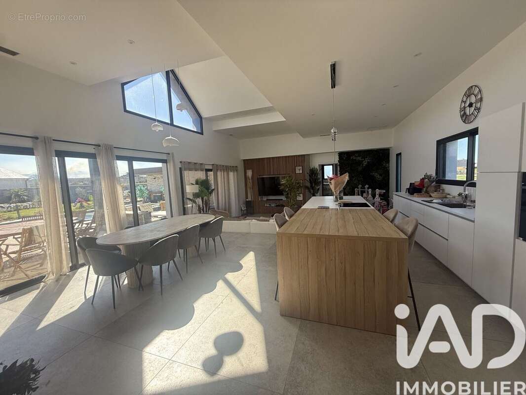 Maison 171 m² à Horgues  - photo 4