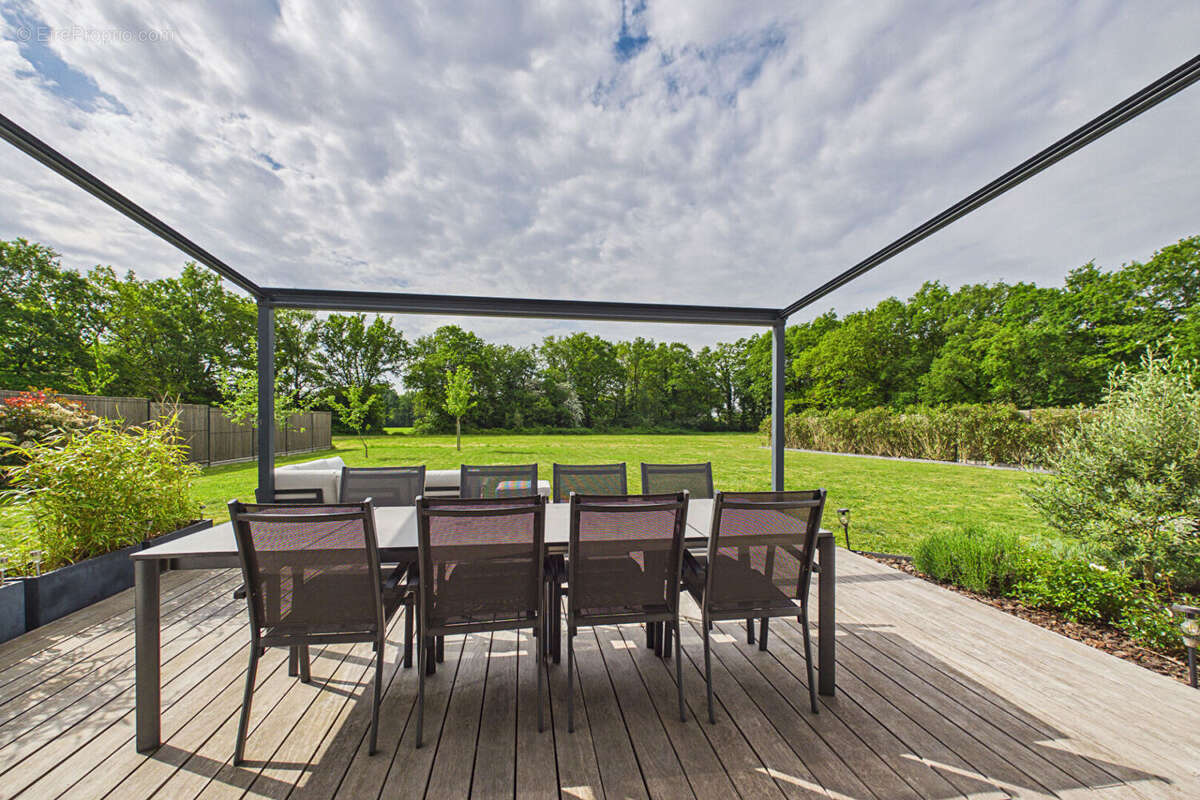 Maison Contemporaine de 2018 - 126 m² - 1325 m² de terrain - Bourg Sous la Roche - photo 4