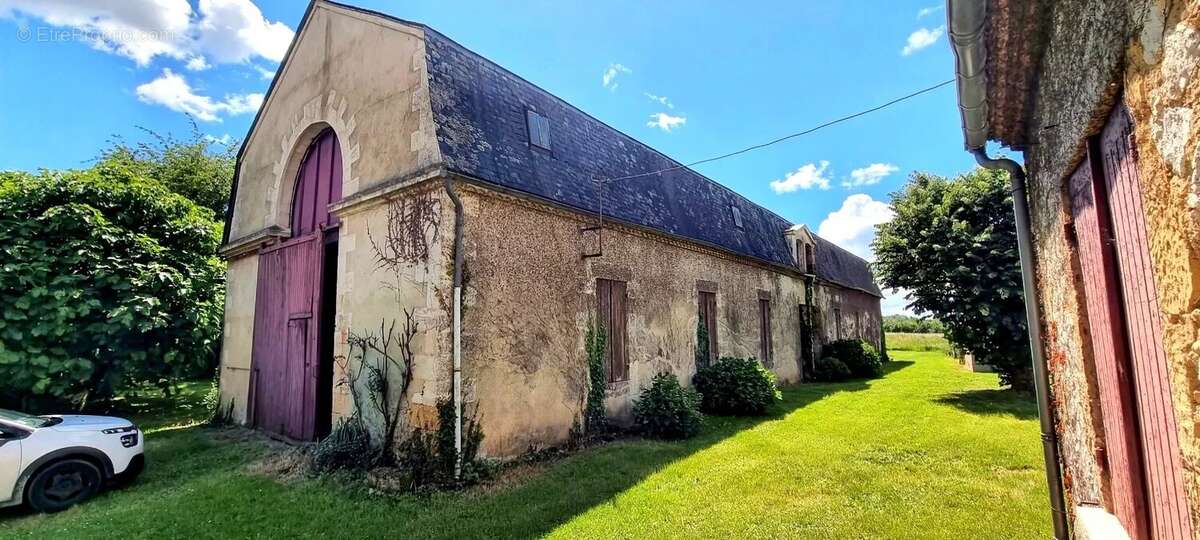 PROPRIETE AUTHENTIQUE   composée d' une maison familiale  et  de dépendances sur 10 HA . * - photo 3