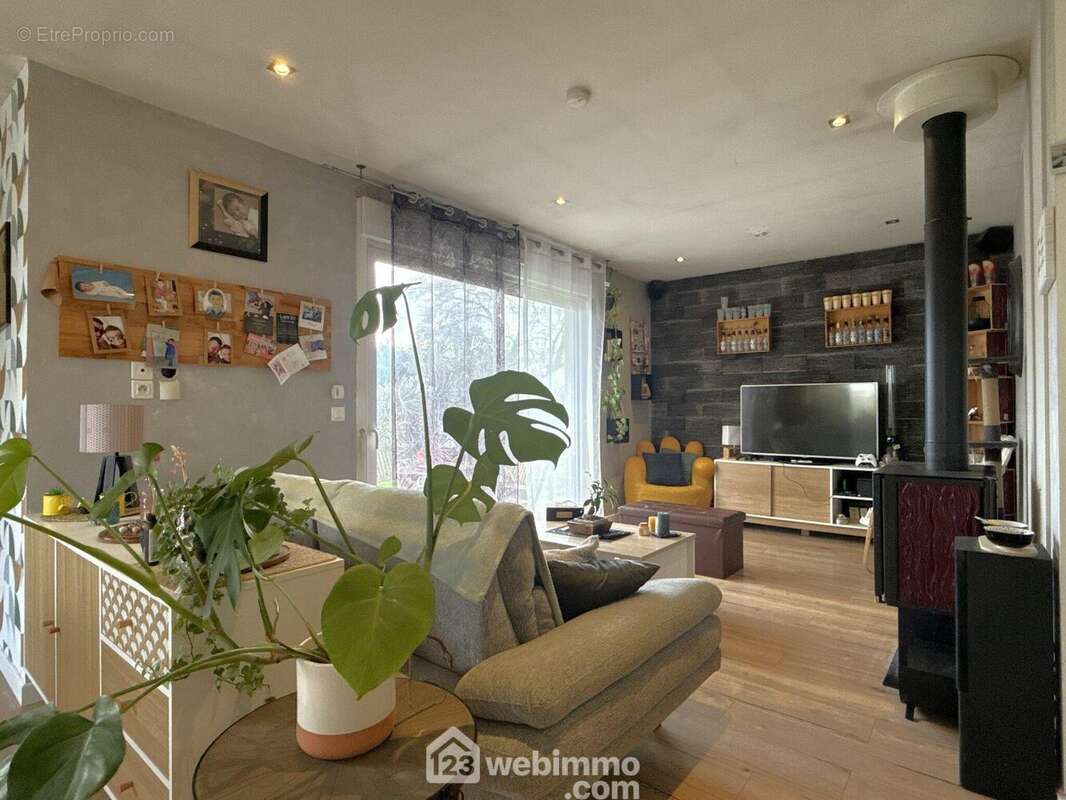 Salon avec poêle à bois, - Maison à AMBERRE