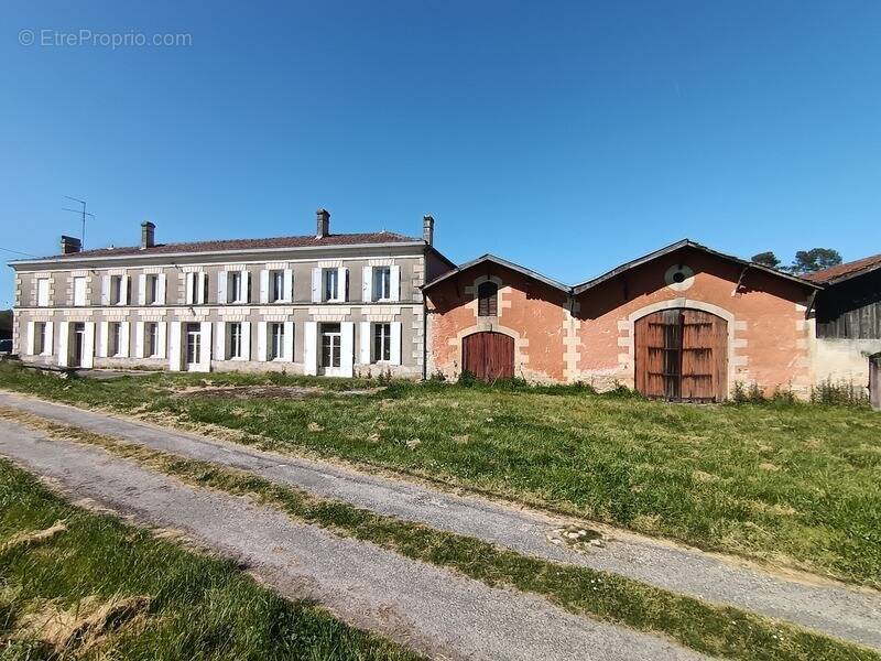 Maison à CAMPUGNAN