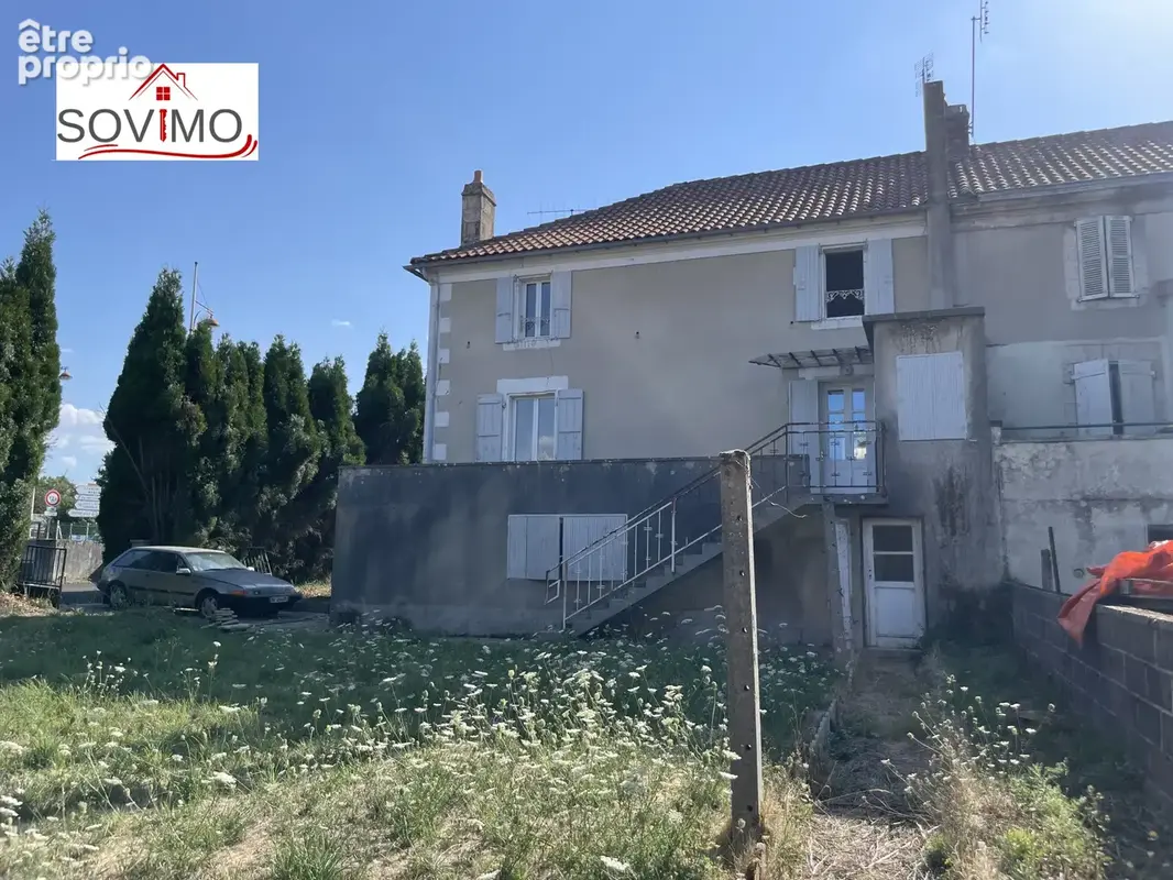 Maison de ville à rénover : jardin, garage et beau potentiel - photo 3