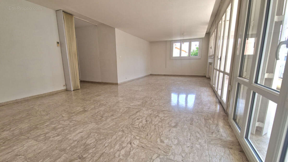Appartement La Seyne Sur Mer 5 pièce(s), cour 30m2 et terrasse. - photo 2