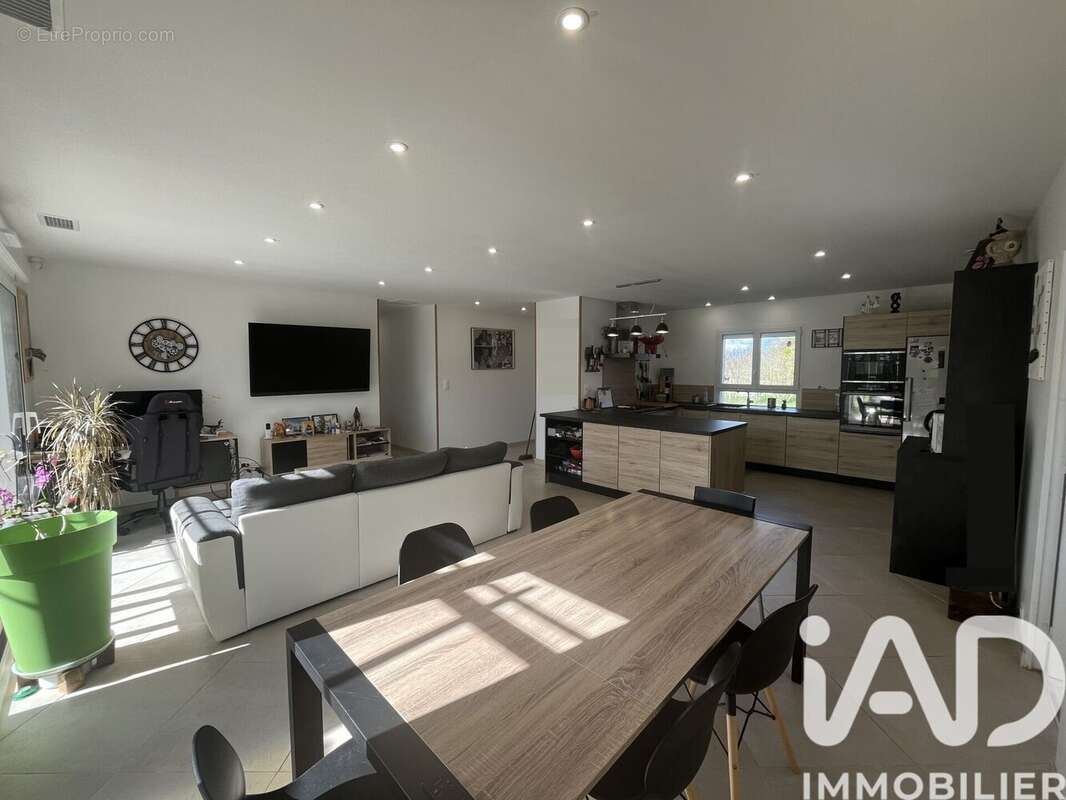Maison 118 m² à Saint-Denis-De-Pile  - photo 7