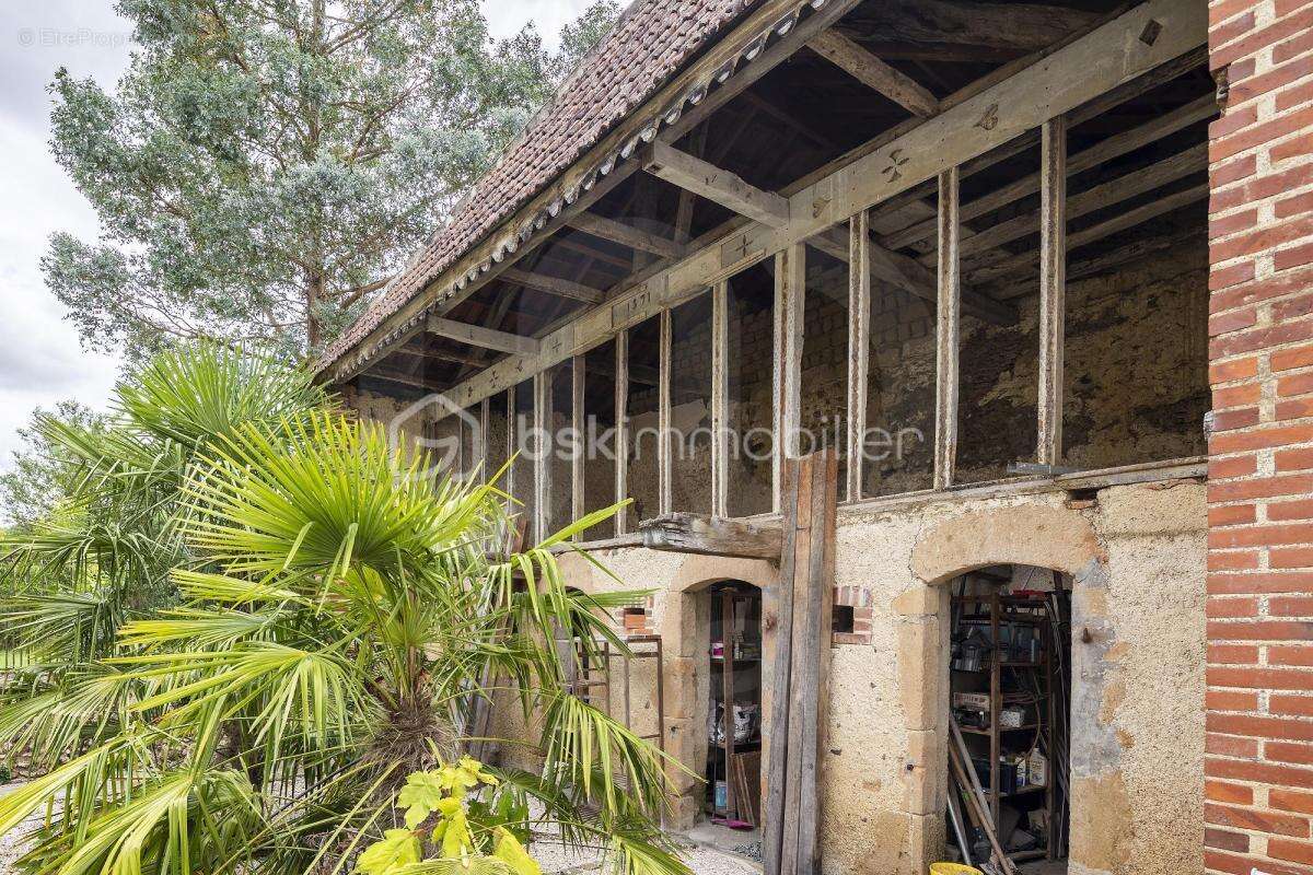 Maison à VILLECOMTAL-SUR-ARROS