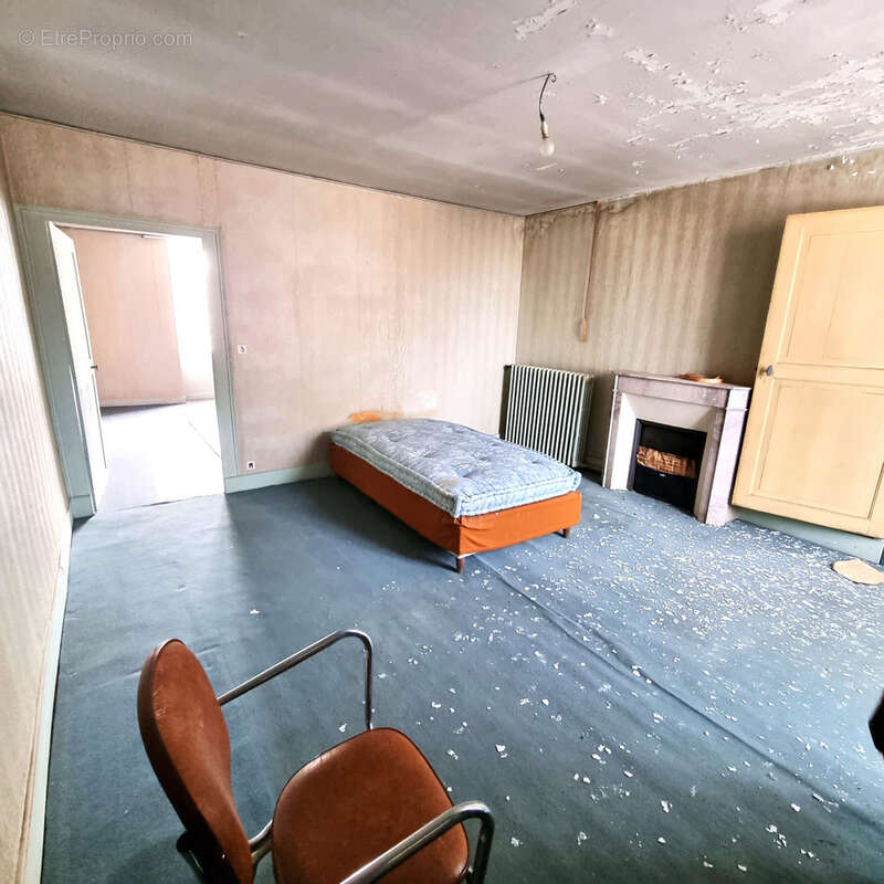 Maison à SAINT-DENIS-DE-JOUHET