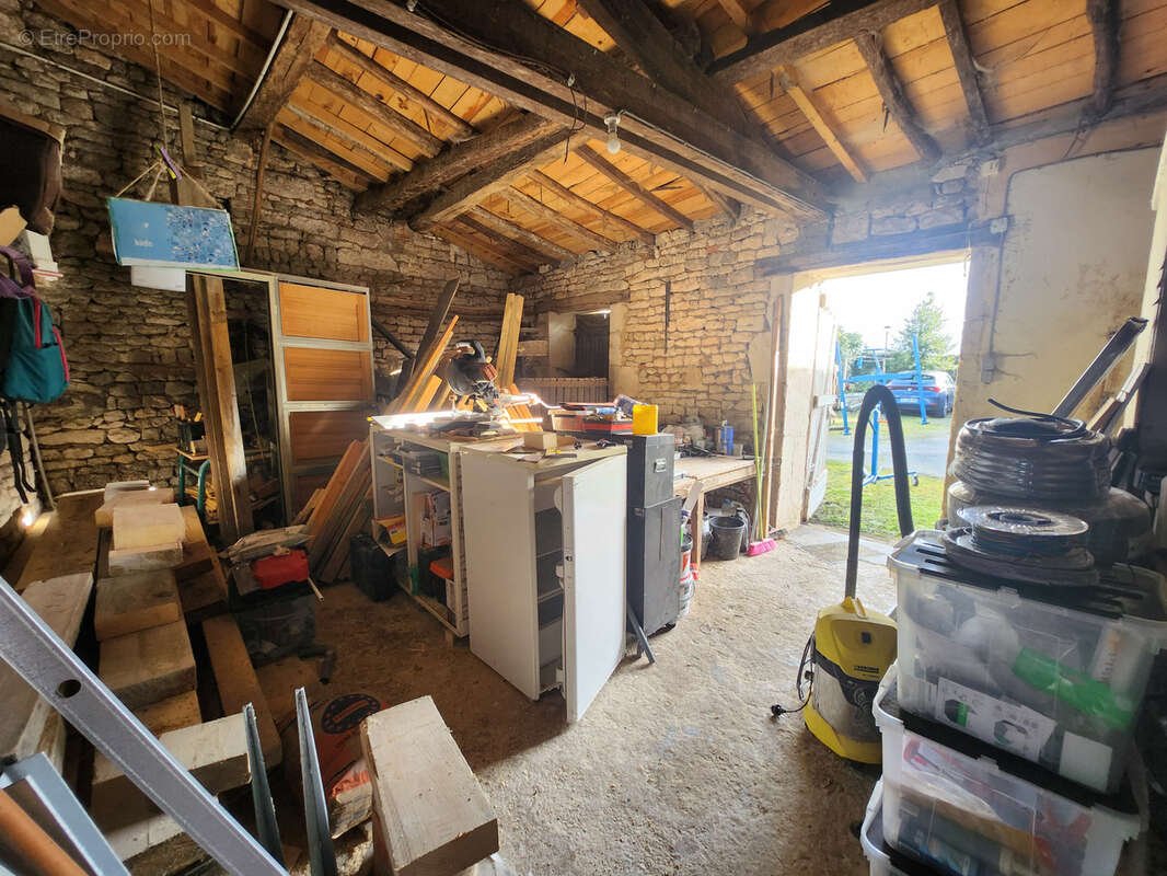 Maison en pierre avec dépendances et fort potentiel - photo 16