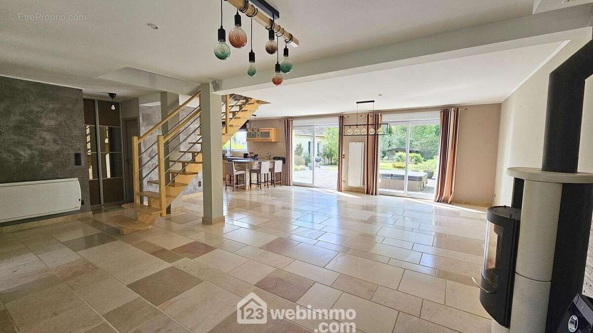 Une autre vue du séjour de 54 m². - Maison à MILLY-LA-FORET