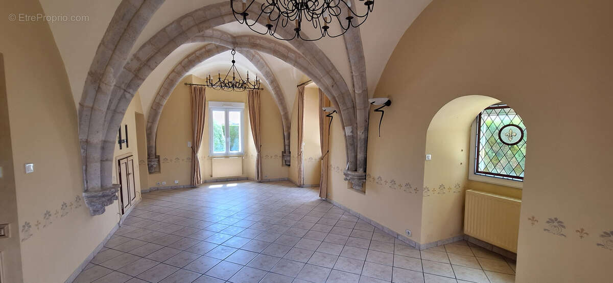Unique a sens par son cadre historique, appartement 96 m2 de plain pied, 2 ch, terrasse, jardin, garage - photo 2