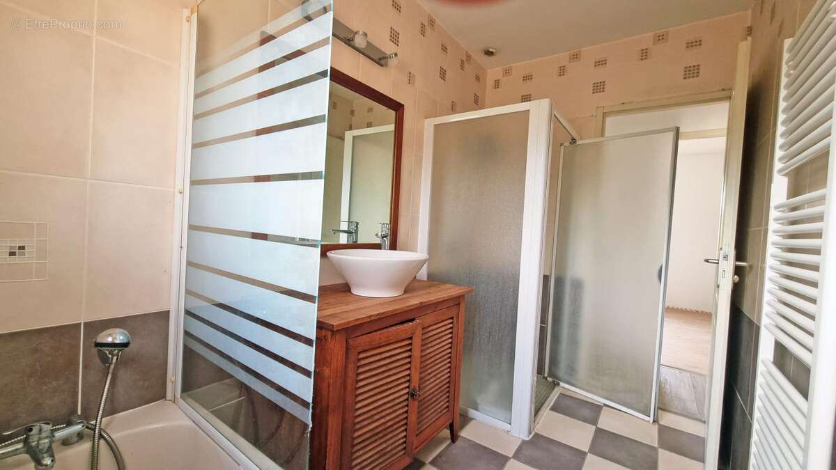 Maison à MANZAC-SUR-VERN