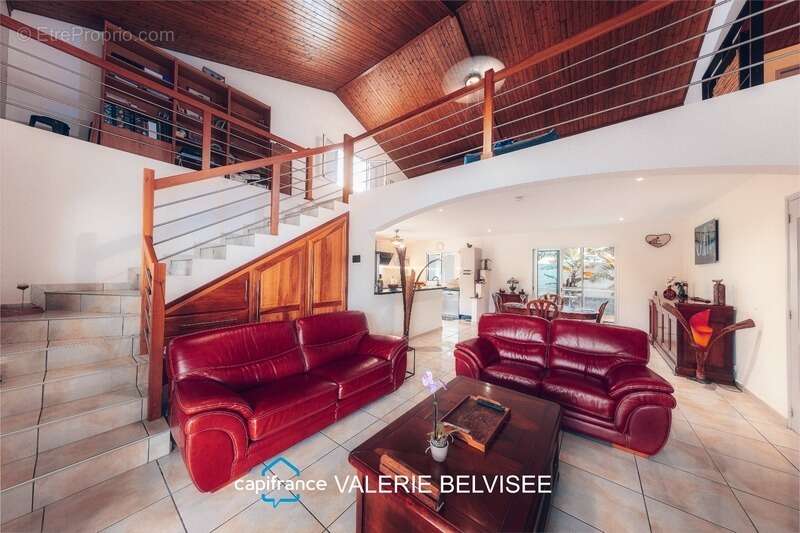Villa familiale f5 avec piscine, vue dégagée et superbes volumes – saint-louis - photo 6