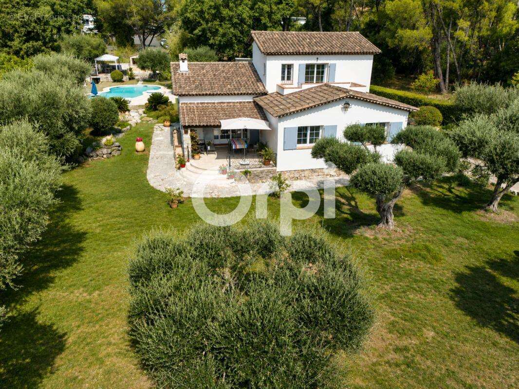 Double garage - hyper calme - grand terrain plat - piscine - pool house - photo 3