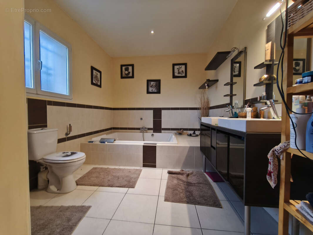 Villa 22O m2 , vue dégagée , piscine & terrain de 1800 m2 - photo 7