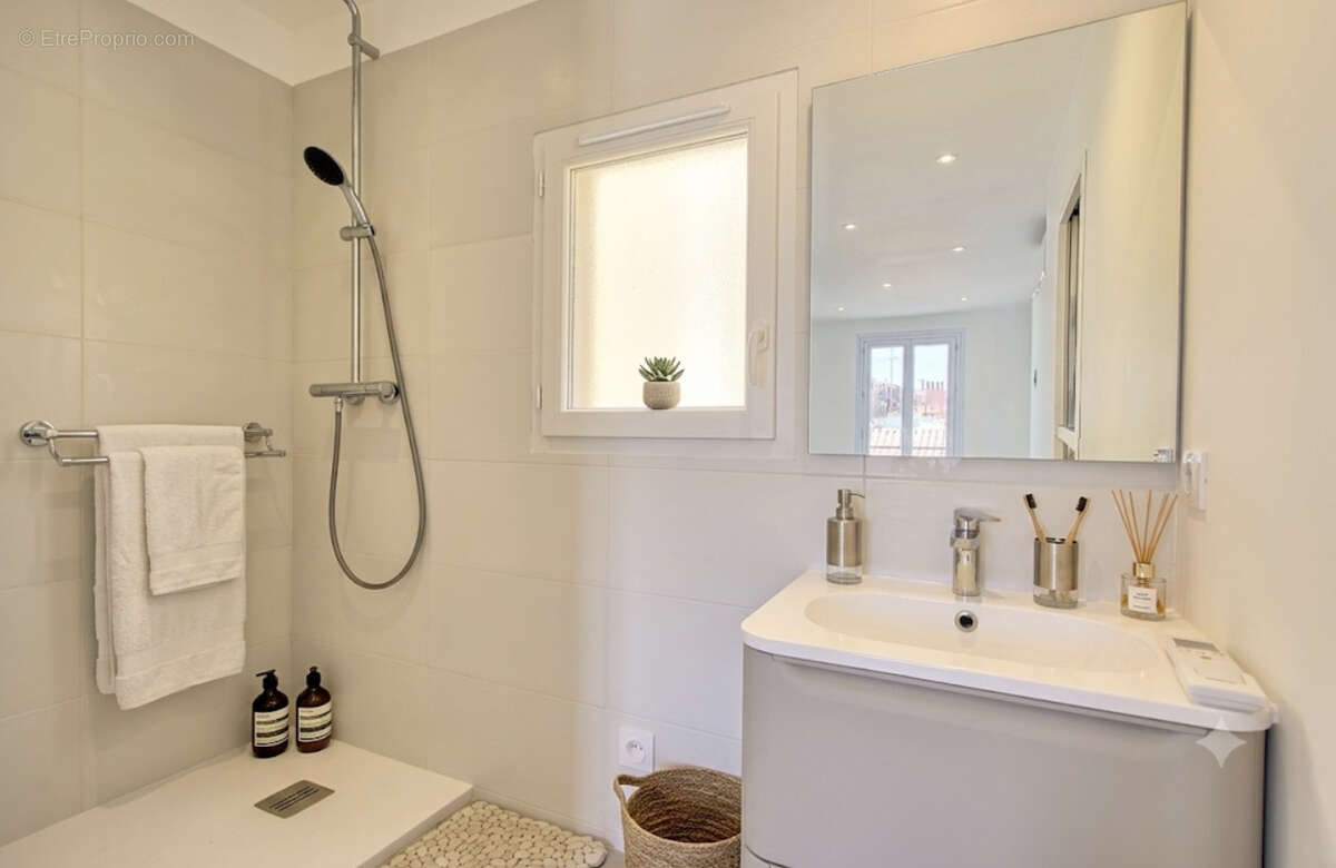 Toulon Haute ville dans belle copropriété avec ascenseur appartement rénové en dernier étage - photo 6