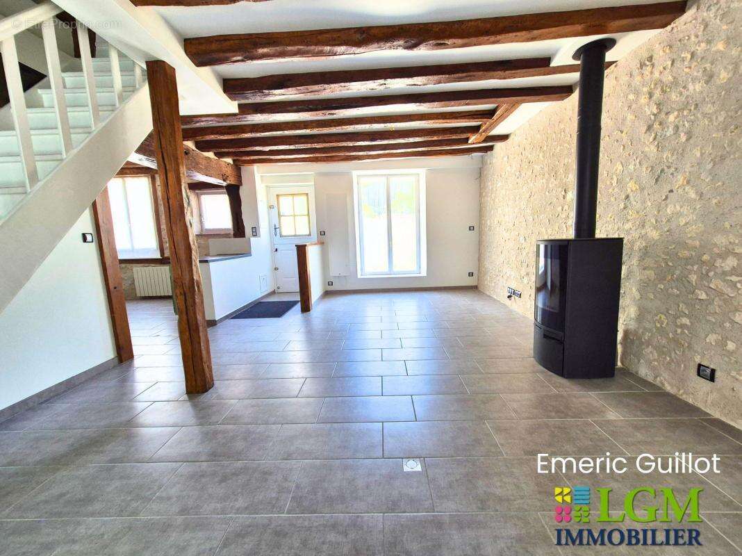  À VENDRE – Maison de bourg entièrement rénovée de 110 m² - 3 Chambres - Bureau - Terrasse - Atelier - appentis - Cave - Chambon - photo 2