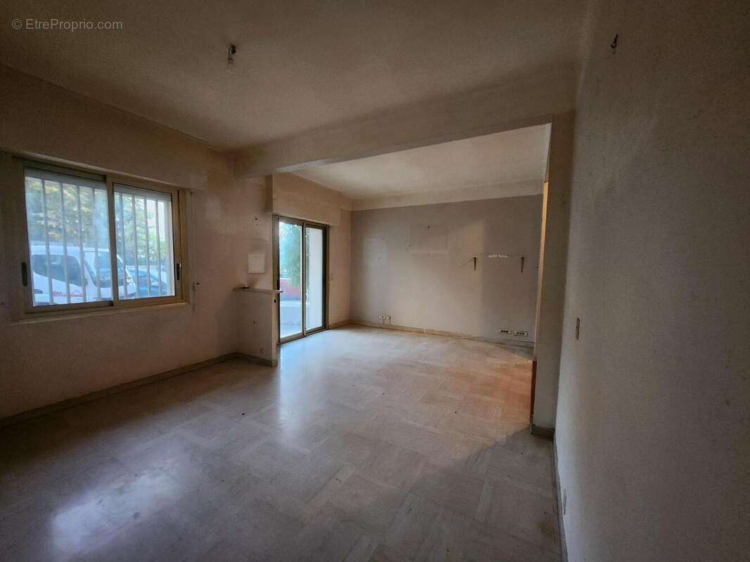   - Commerce à ANTIBES