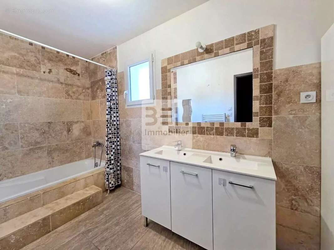 Maison à LAUDUN-L'ARDOISE