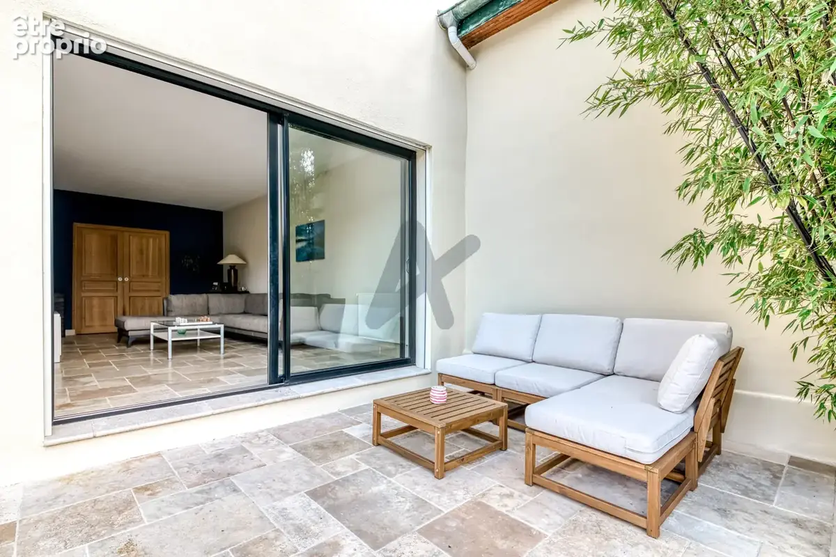 Caluire - Boutary: Une maison familiale de 205m2, 5 chambres, terrasse, jardin, piscine. - photo 11