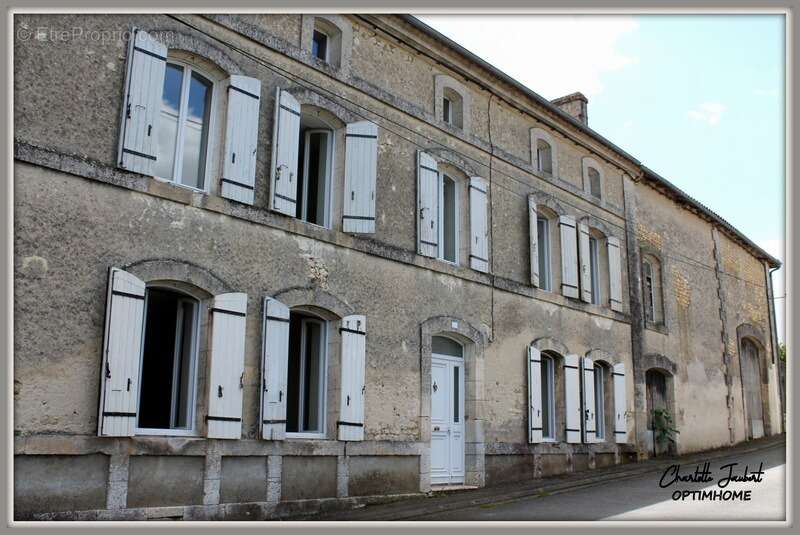 Maison à MONTMOREAU-SAINT-CYBARD