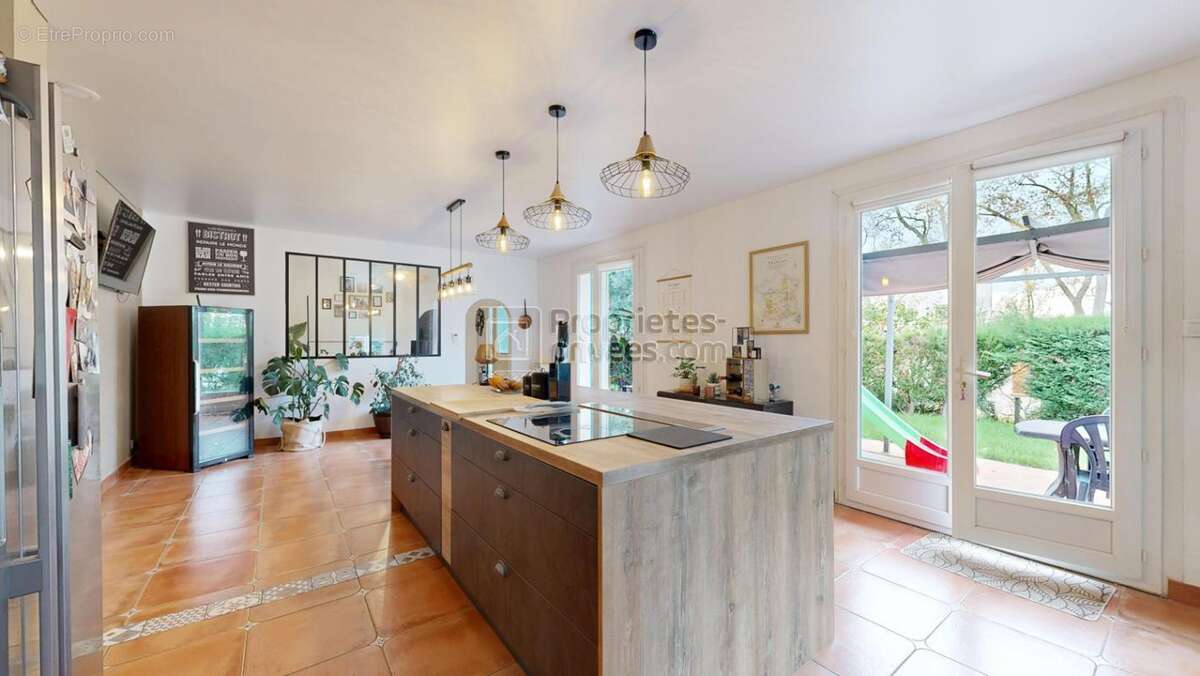 Maison MONTJOIRE 9 pièce(s) 260 m2 avec Piscine - photo 6