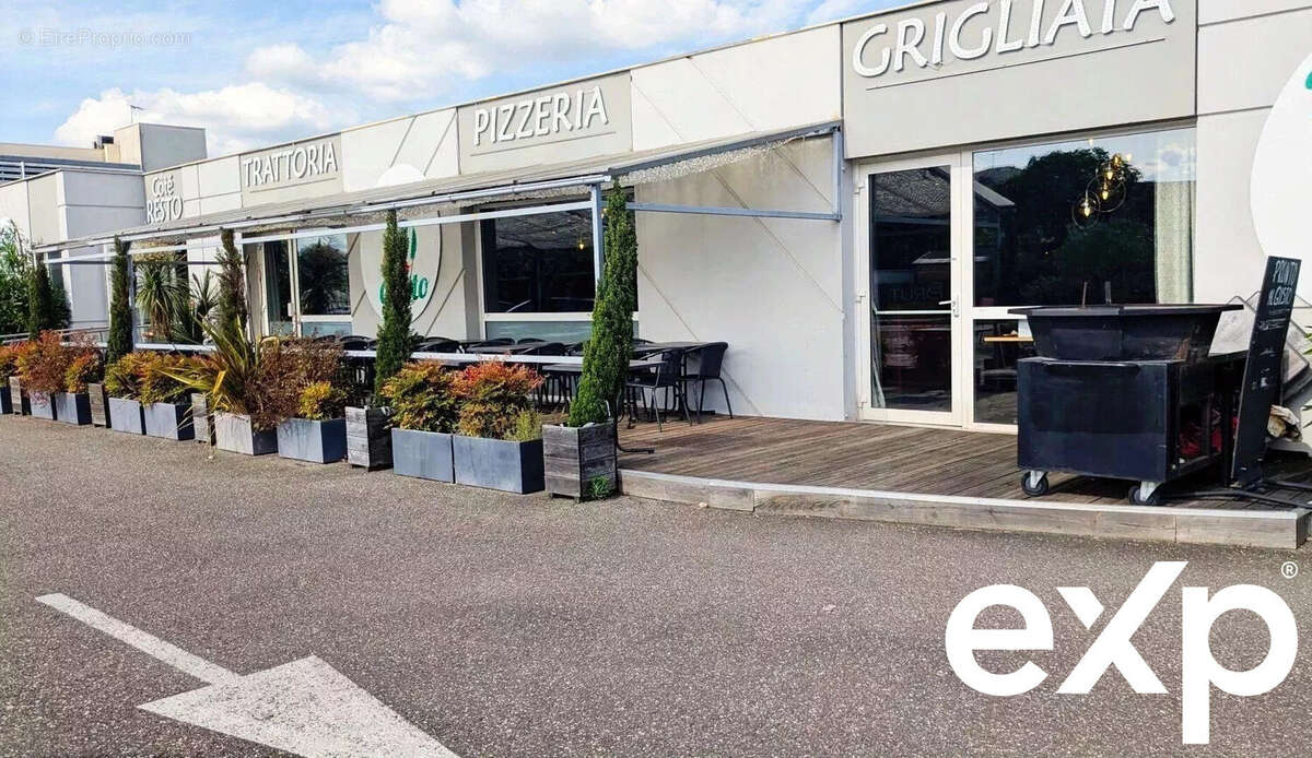 Un restaurant avec terrasse extérieure, comprenant une pizzeria, est entouré de plantes en pot et d'une grande allée. - Autre à AGEN