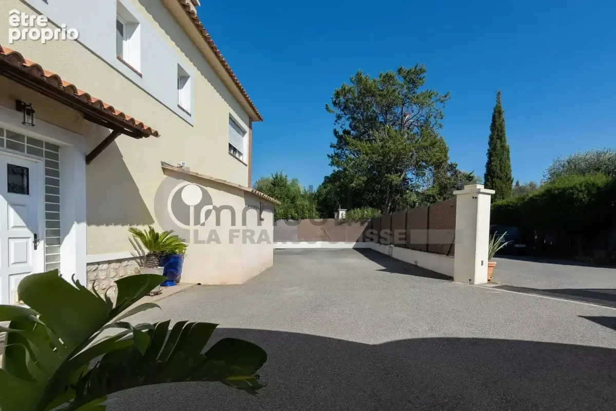 Appartement de 118m² avec piscine privative, terrasse, jardin et stationnements - photo 25