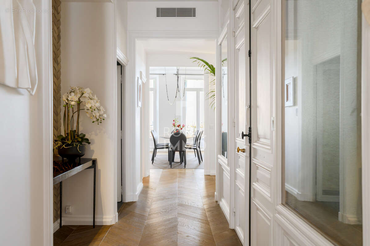 Élégant appartement haussmannien de prestige   120 m2   Hyères Centre Ville - photo 14
