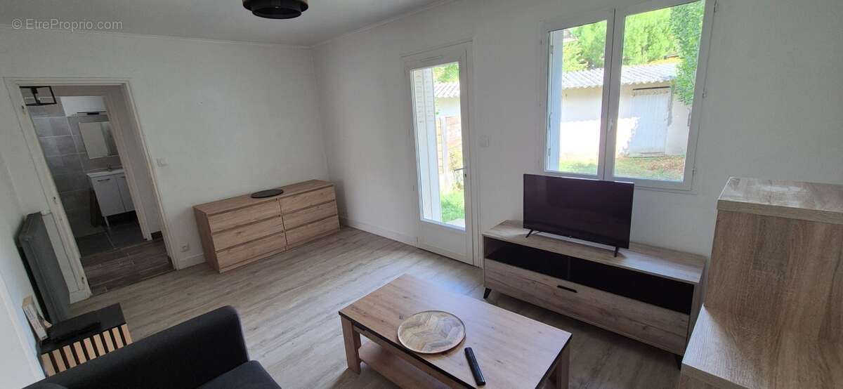 Maison de ville composée de deux appartements, 110 m2, proximité place Victor Hugo, jardin clos, cour avec stationnement - photo 3