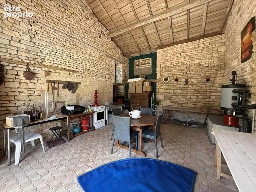 A proximité de Ruffec, magnifique maison en pierre de caractère offrant cinq chambres avec jardin, piscine et dépendances - photo 19