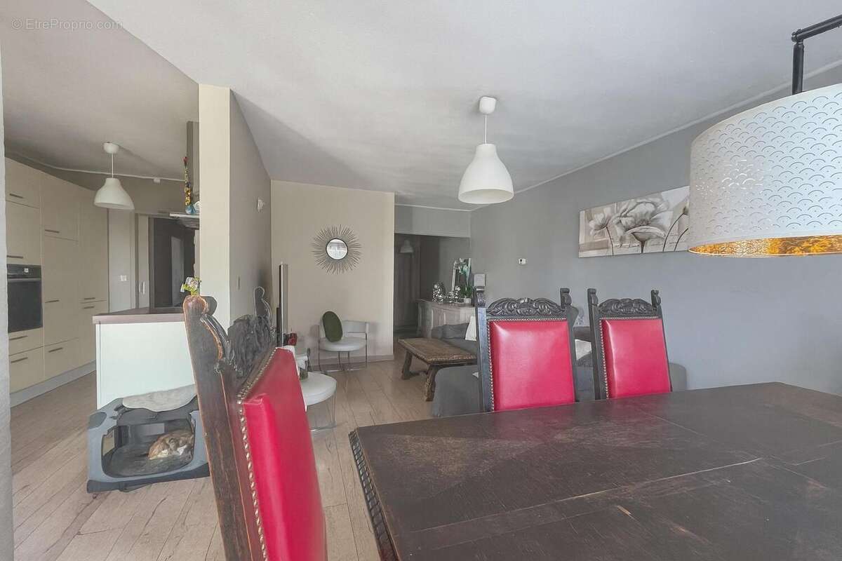 Appartement 91 m² à Decines-Charpieu  - photo 2