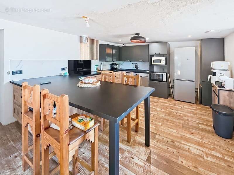 Maison en pierre rénovée avec dépendances –  Terrain de 2 200 m² - photo 3