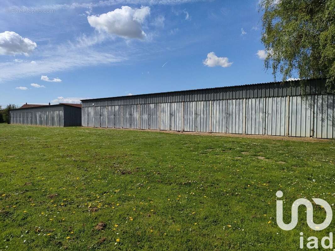 Photo 2 - Parking à LAVERSINES