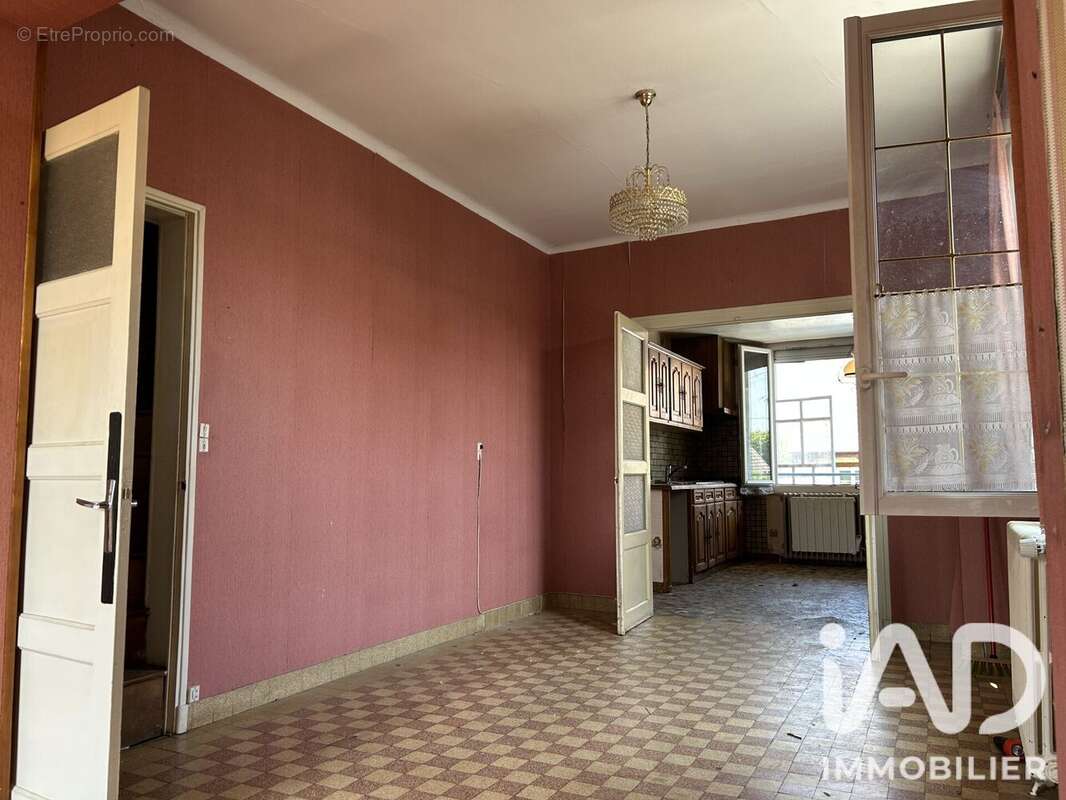 Maison 100 m² à Saint-Jean-De-La-Ruelle  - photo 4