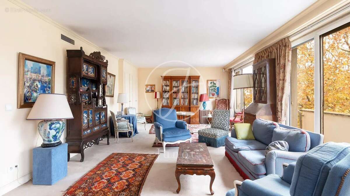 Appartement à PARIS-16E