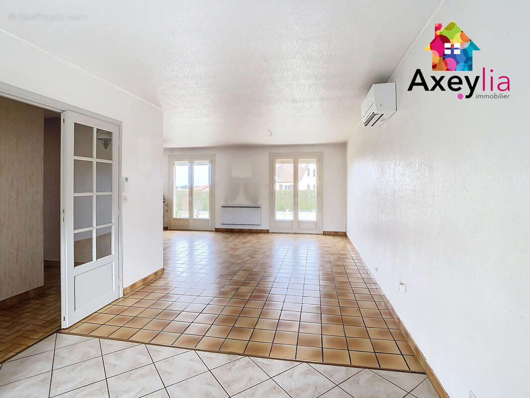 Maison à SAINT-ROMAIN-LA-MOTTE