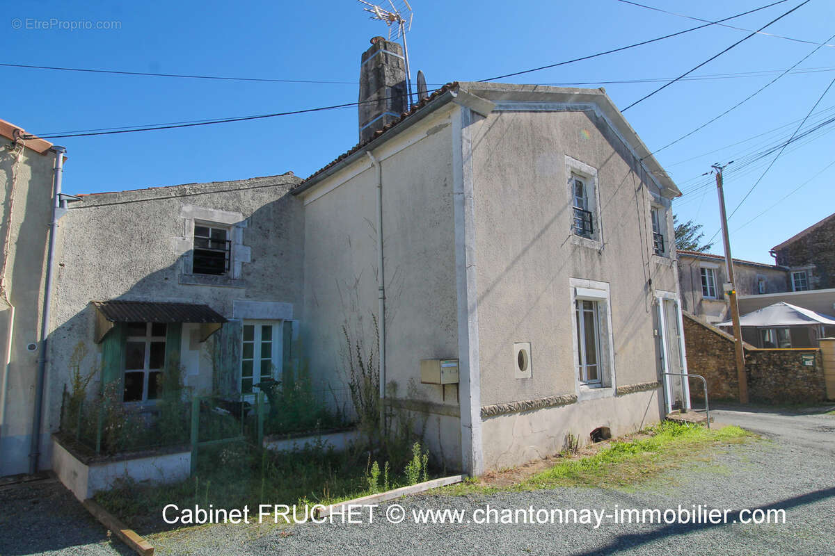 Maison à BAZOGES-EN-PAREDS
