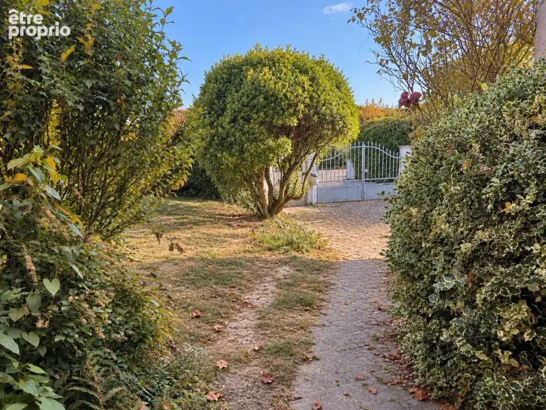 Savigneux – Maison avec piscine, jardin et 5 chambres ! - photo 24