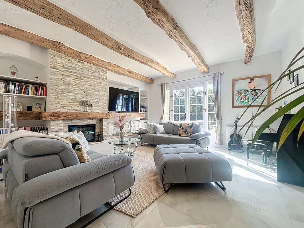 Maison à LA ROQUETTE-SUR-SIAGNE