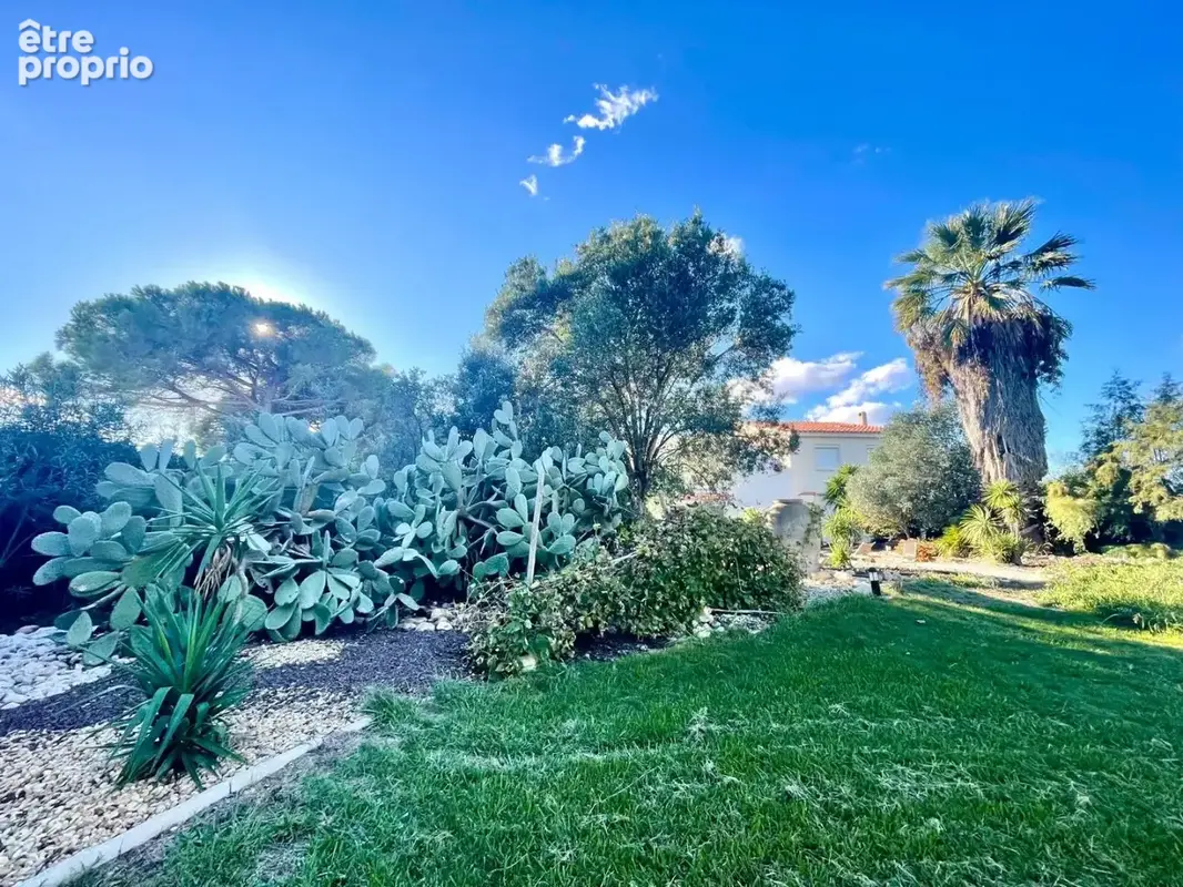 Villa d'architecte F7 360m² utiles sur une parcelle de 4306m². - photo 4