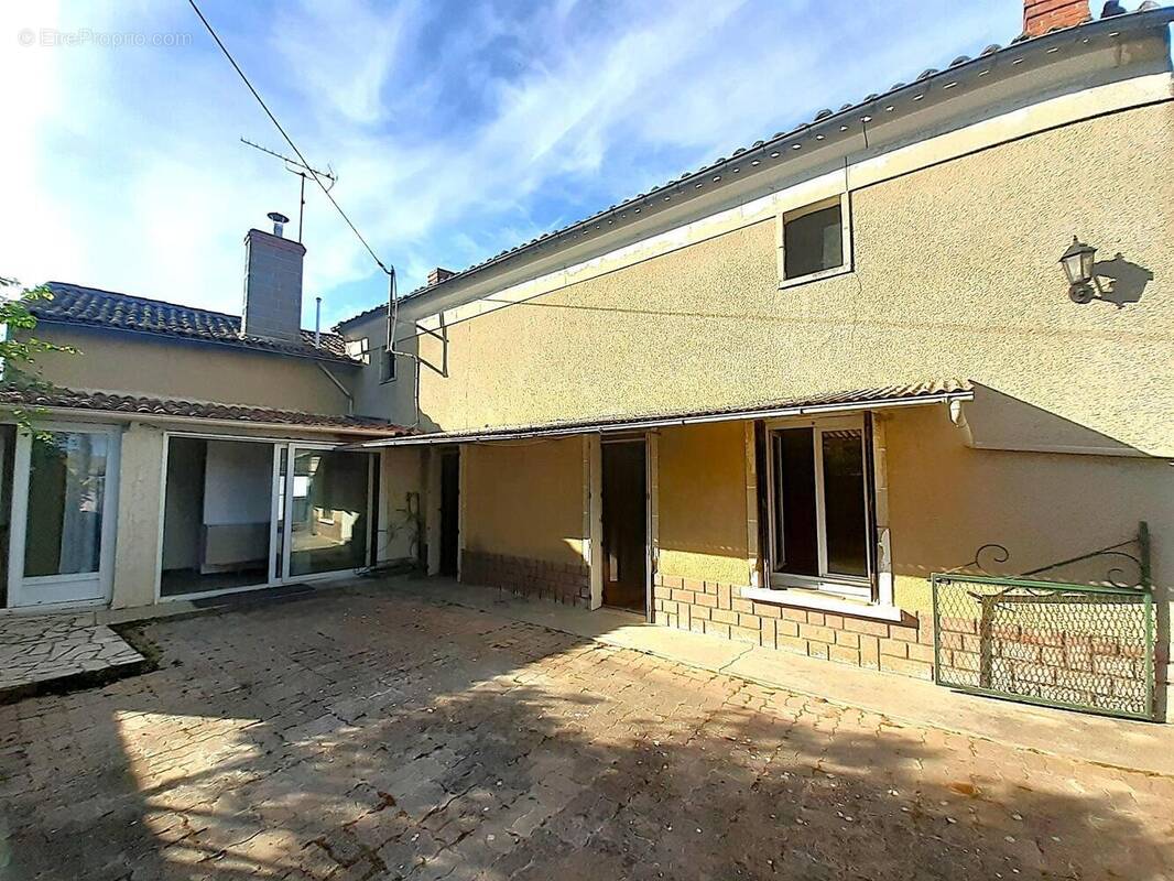   - Maison à SAINT-MARTIN-DE-SANZAY