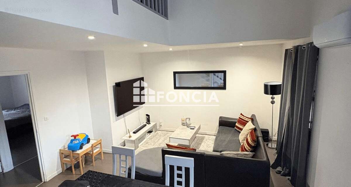 Appartement à LE CHAMBON-FEUGEROLLES