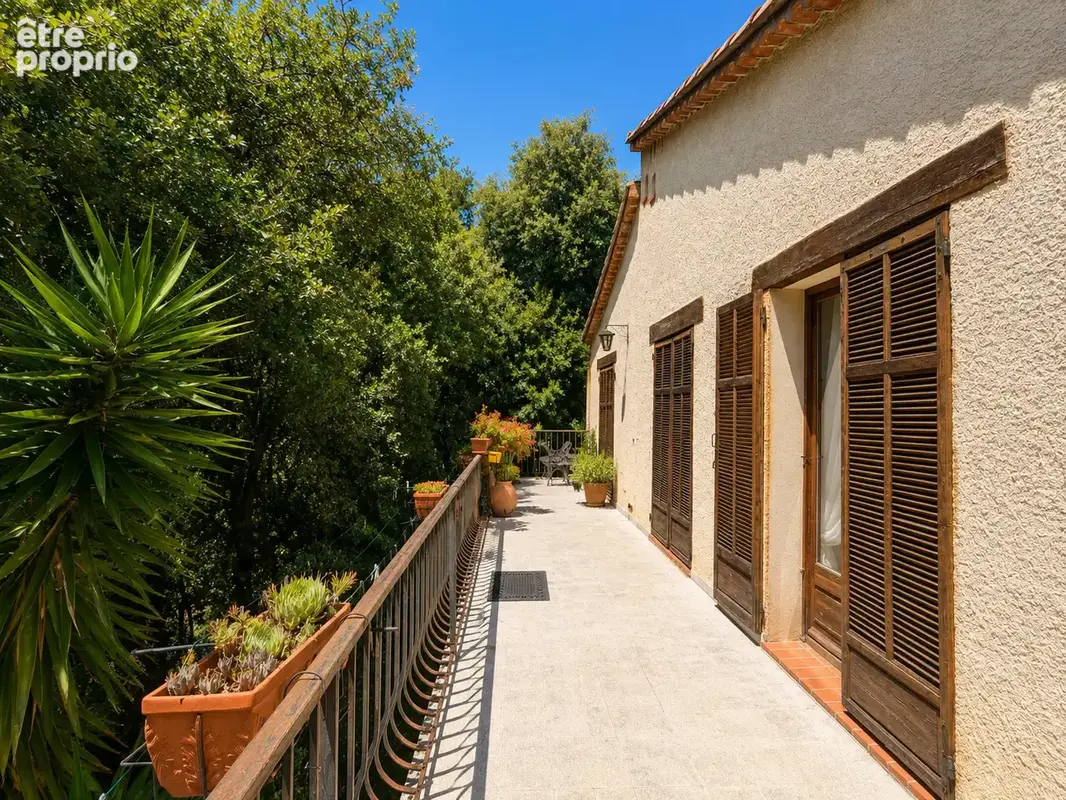 Saint-Paul-de-Vence   Villa niçoise individuelle à rénover avec fort potentiel sur terrain de 2 500 m2. - photo 4