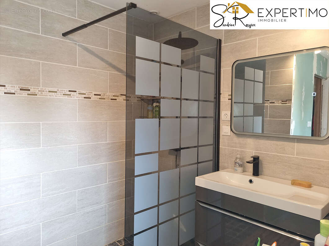 Belle Maison Familiale de 134 m2 avec Dépendances sur 1412 m2   Ars-les-Favets - photo 13